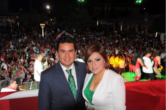 Since the disappearance of Moisés Sáncez, people in Veracruz have compared Mayor Omar Cruz and his wife, Maricela Nava to the Mayor of Iguala, Guerrero and his wife. Photo: Twitter @HaytodeMedellin